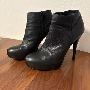SEXY Stuart Weitzman platform shooties - size 6.5